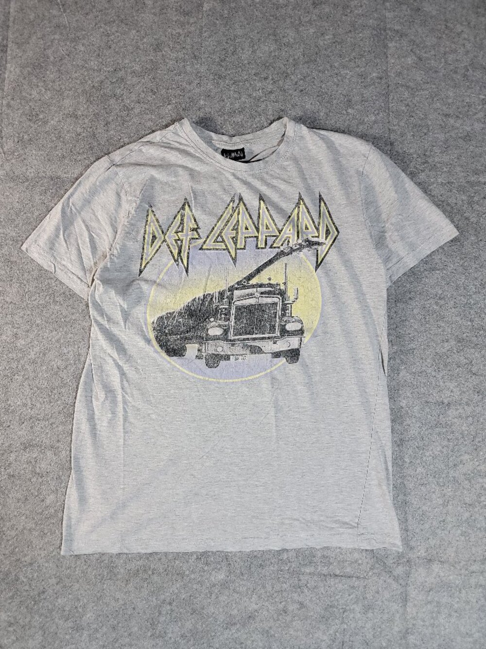 Def Leppard Band Merch Graphic T-Shirt Gray Medium Distressed Truck Print Medium